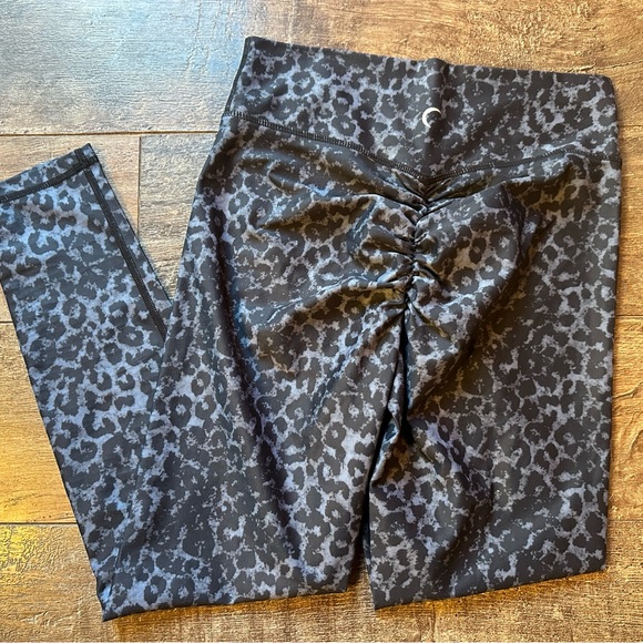 Zyia Brilliant Scrunchy What Leggings Hi-Rise Stone Leopard Size 4 EUC - Picture 2 of 3